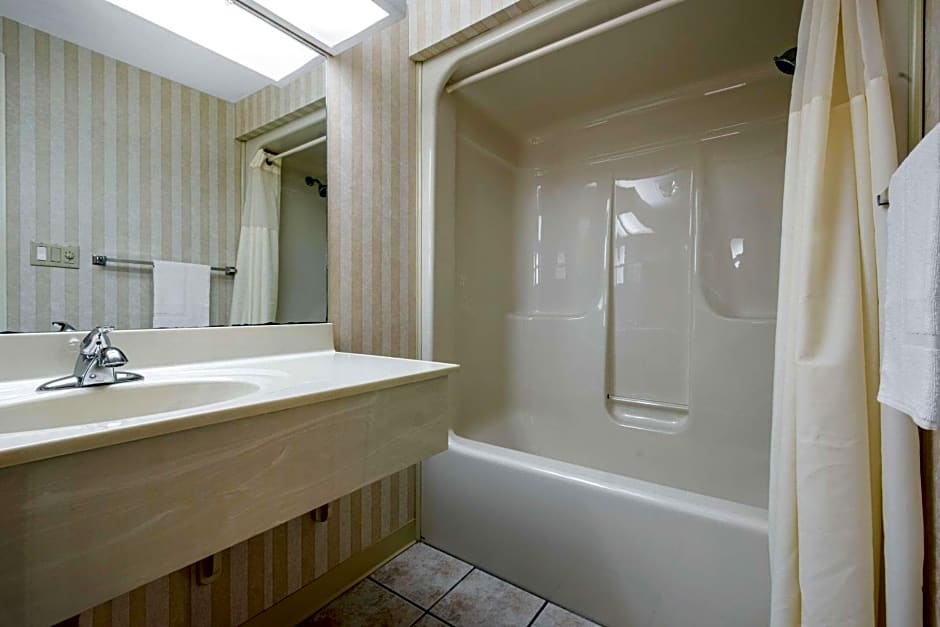 Quality Inn Breeze Manor – Breezewood, PA