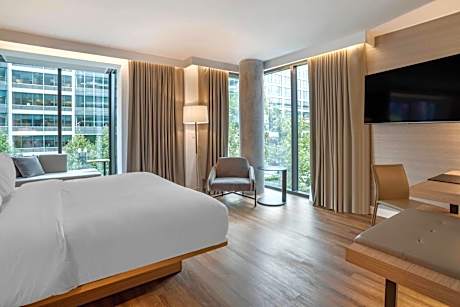 Guest room, 1 King, Corner room