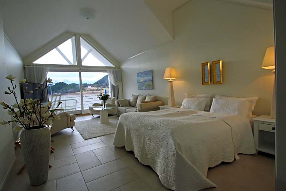 Sunde Fjord Hotel, free and easy parking