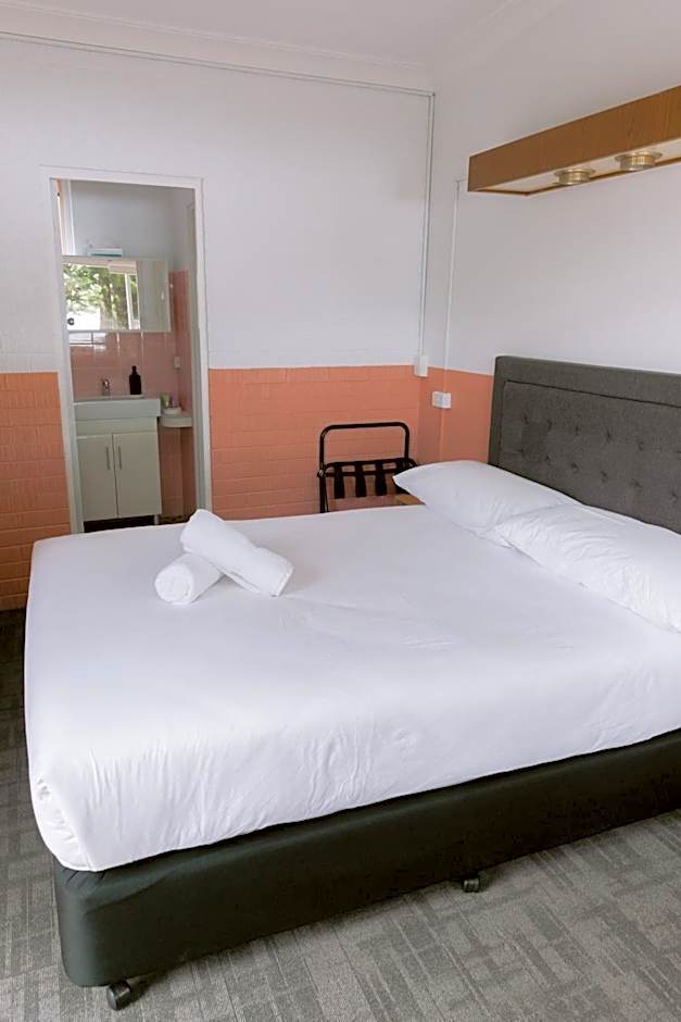 Black Swan Waterfront Motel