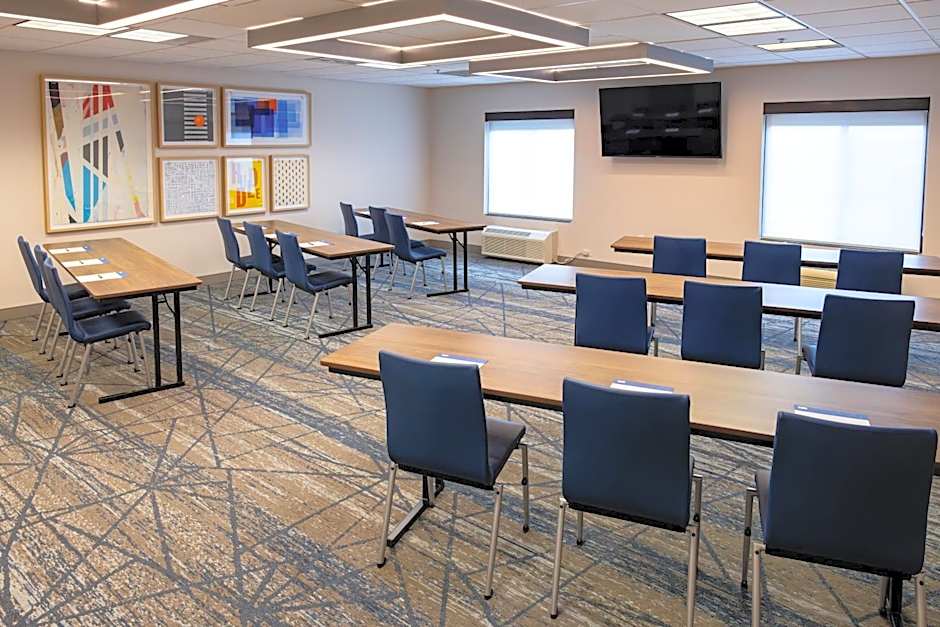 Holiday Inn Express and Suites Wichita Airport By IHG