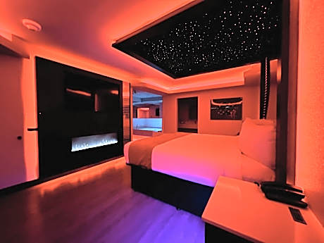 Deluxe Jacuzzi Suite
