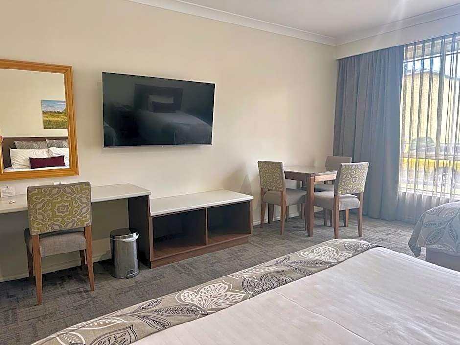 Young Federation Motor Inn and Services Club