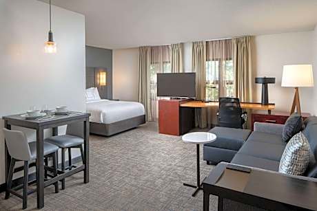 Studio Suite Queen with Tub - Mobility Accessible