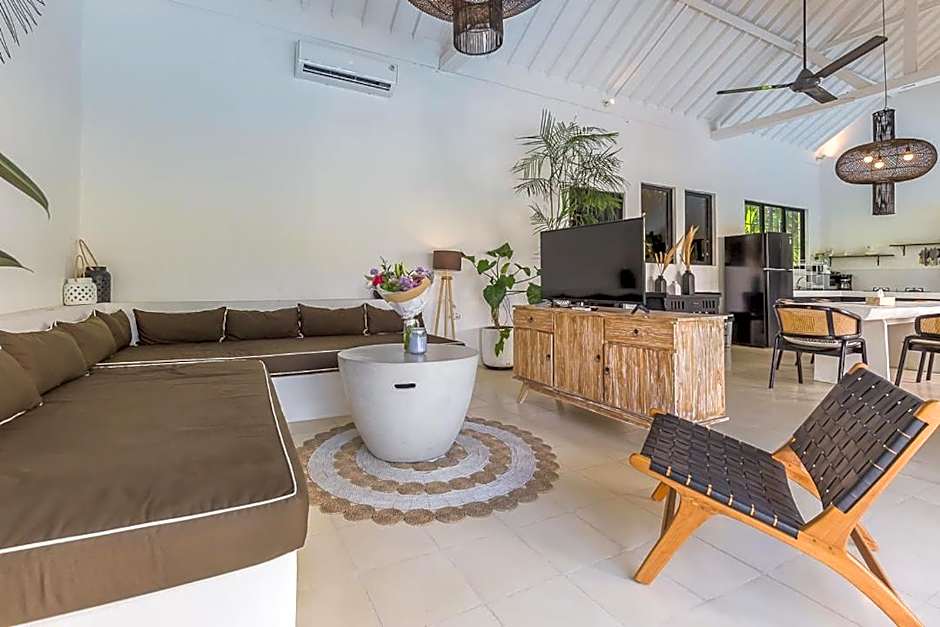 Elegant 3 BR villa huge pool in central Canggu