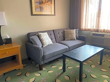 King Suite - Non-Smoking