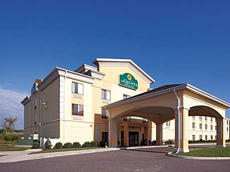 2 Bedroom Suite 1 King 2 Queen