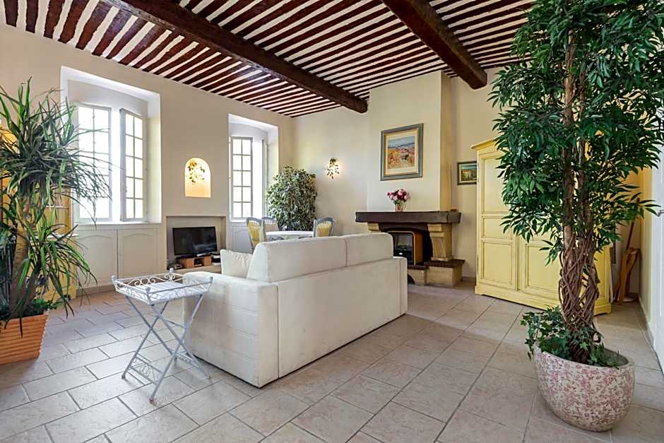 Very charming studio apartment on port in Cannes a short walk to Palais with Aircon and internet 411