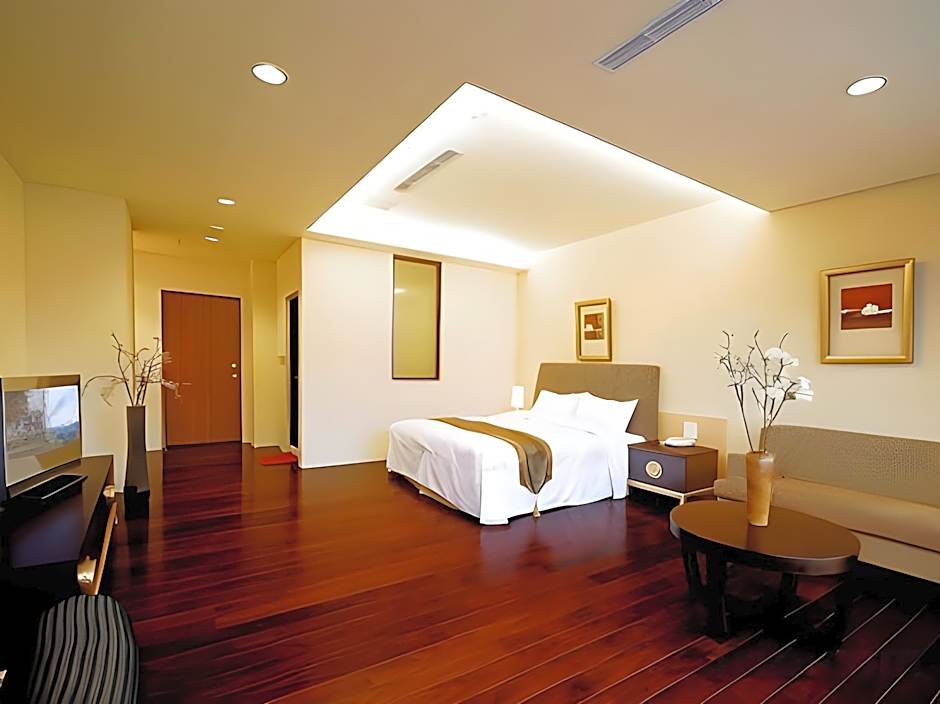 Sun Moon Lake Karuizawa Villa B&B