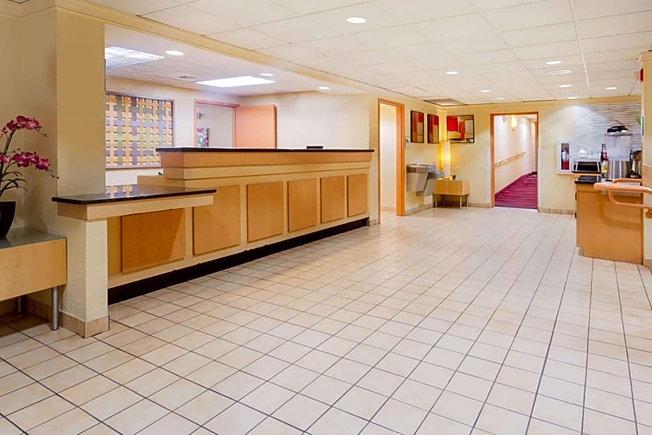 CLT Airport Inn & Suites
