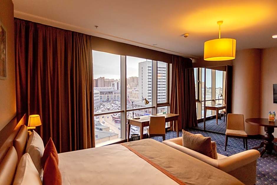 Parkside Hotel & Apartments