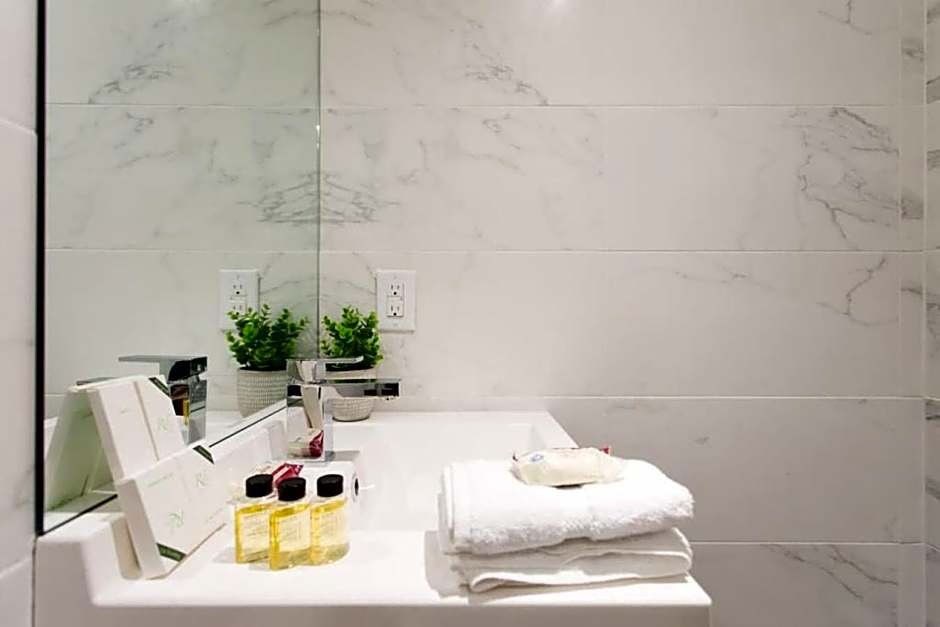 Palms Little Italy Studio with full bathroom by Denstays