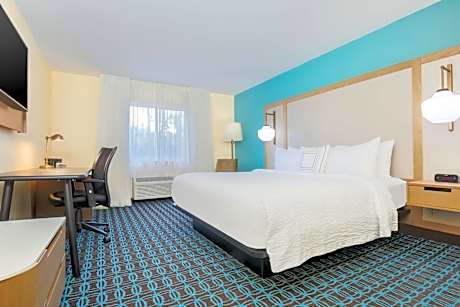 King Room with Adapted Tub - Mobility Accessible