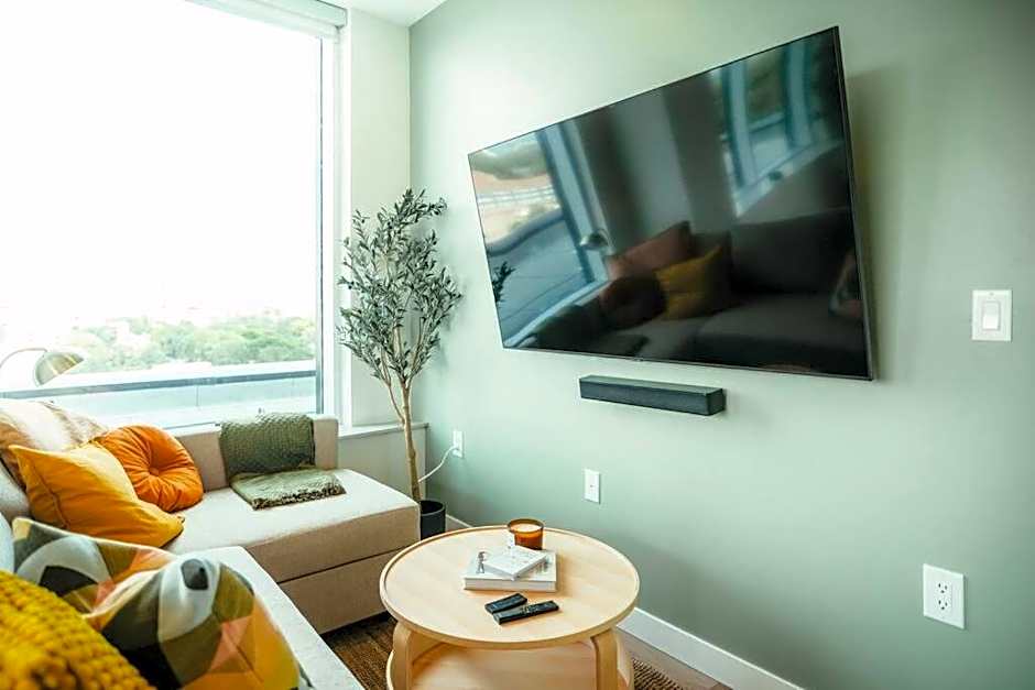 Luxury 1BR Penthouse Apt In Central Halifax