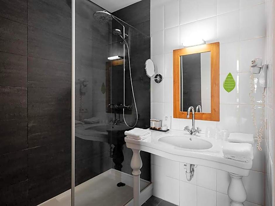 Budget Rooms by Ghent River