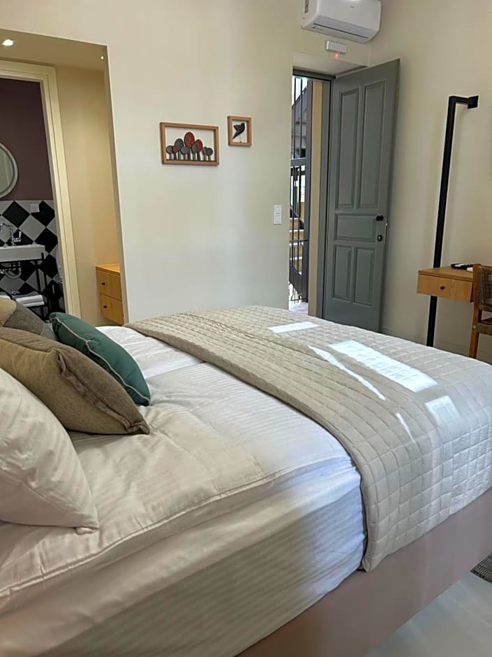 Living Yard Acropolis