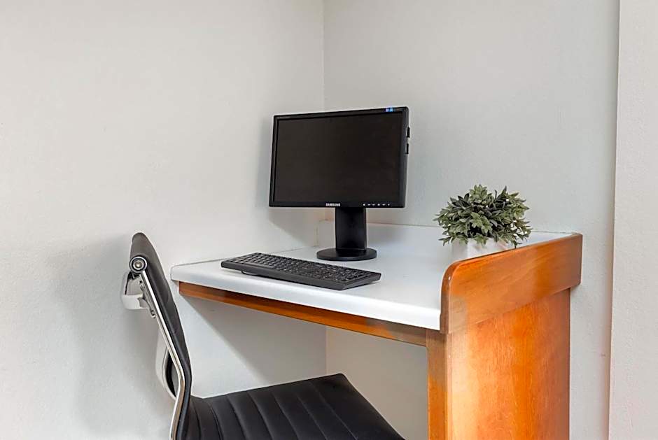 Howard Johnson Hotel & Suites by Wyndham Oacoma