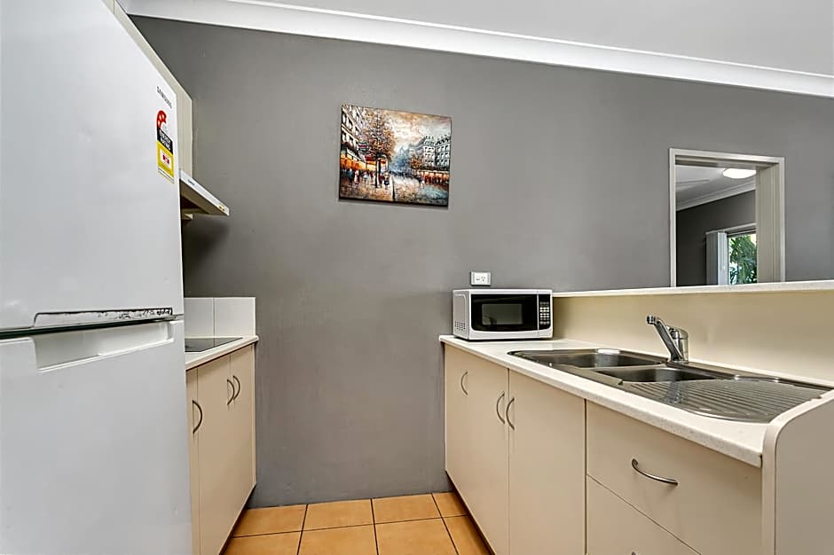 Cairns Reef Apartments & Motel