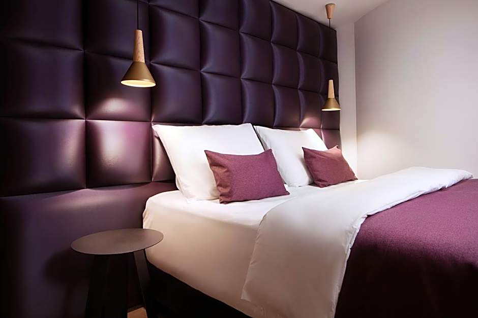 MOODs Charles Bridge