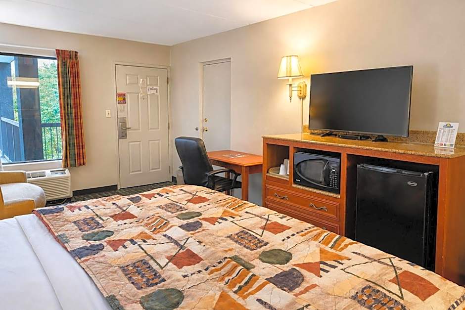 Days Inn by Wyndham Apple Valley Sevierville
