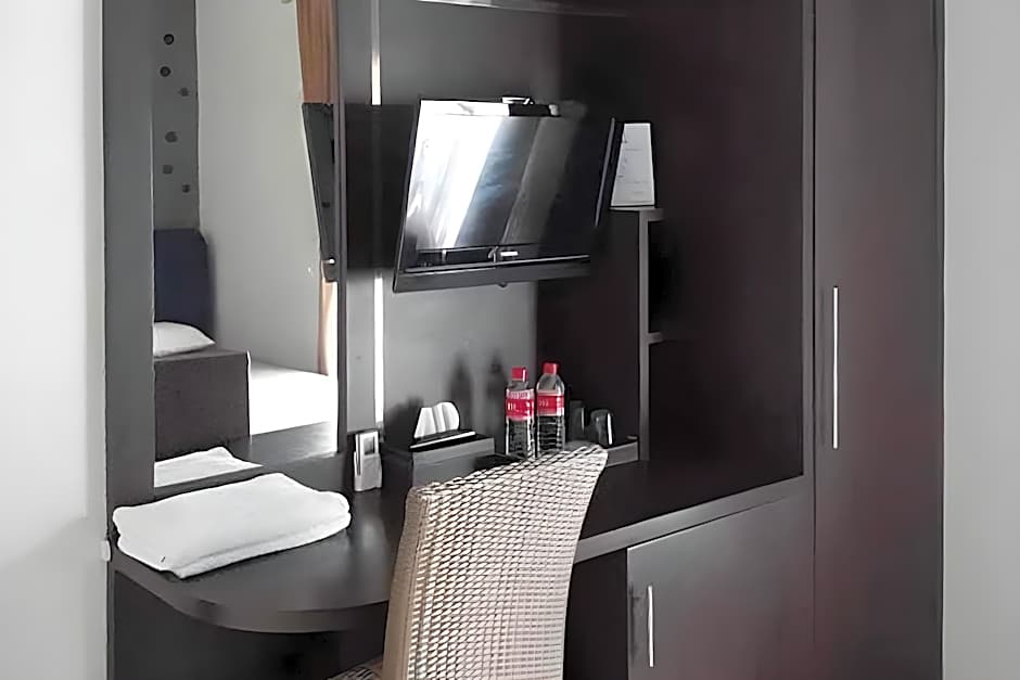 RedDoorz near Pantai Panjang Bengkulu 2