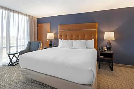 Deluxe King Room - Accessible, Roll-in Shower