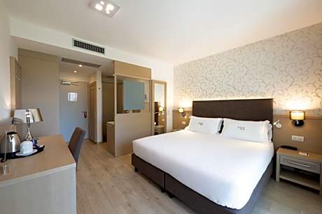 Deluxe Double Room with Lake View and Balcony