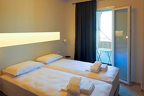 Deluxe Double Room (2 Adults + 1 Child)