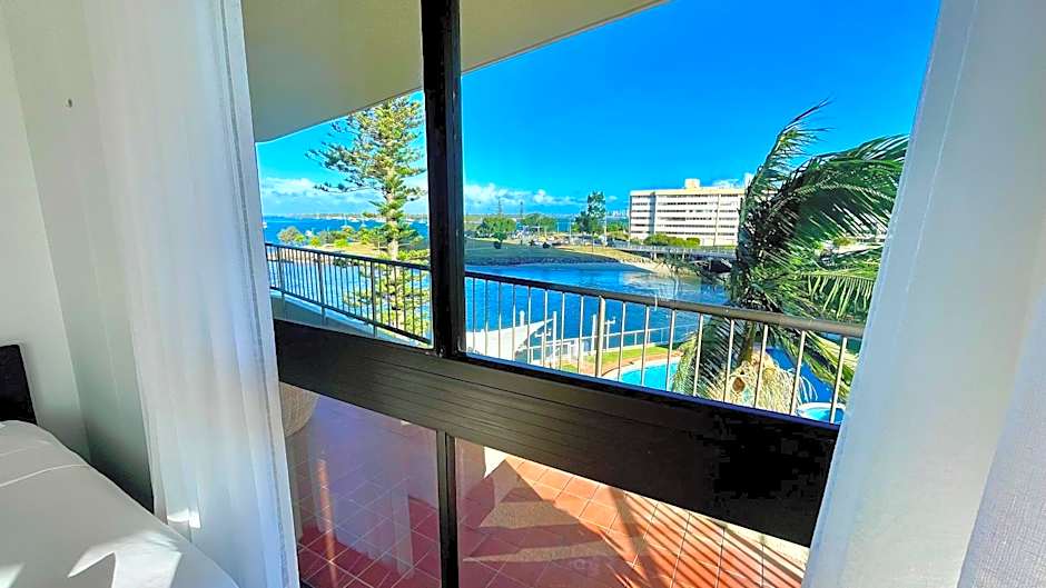Broadwater Shores Waterfront Apartments