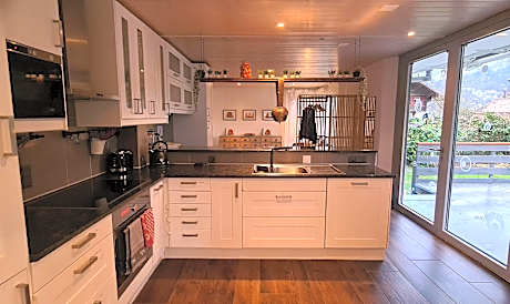 Pavilion Full House Suite - 2-Bedroom Mountain View