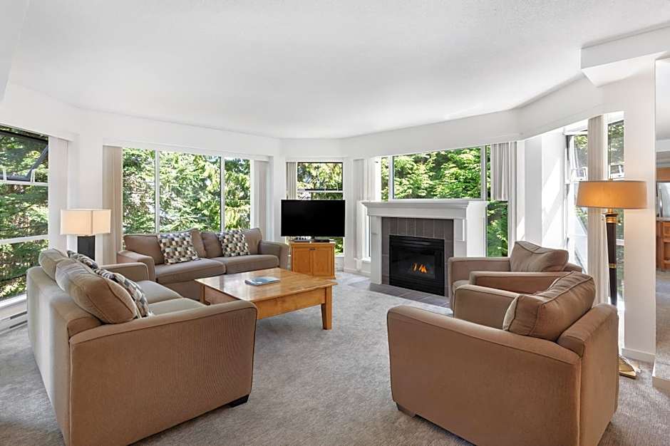 The Woodrun Lodge by Whiski Jack