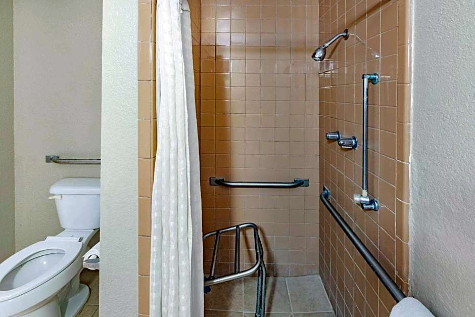 Howard Johnson by Wyndham Houston Hobby Airport