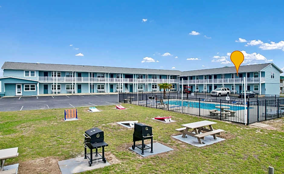 ON ISLAND Ocean View Beachy Studio in Campy 1970s Converted Motel