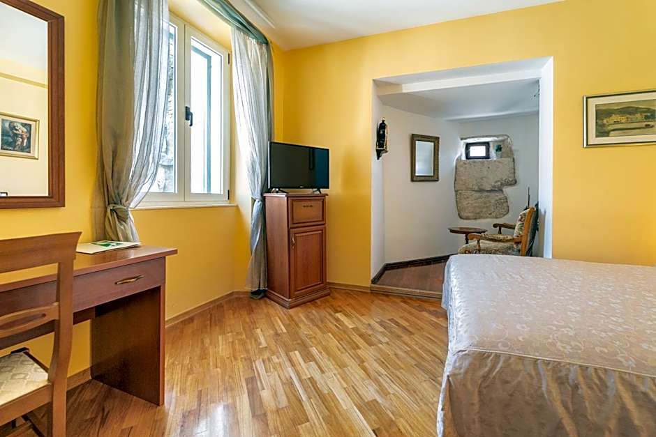 Hotel Peristil