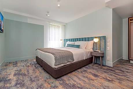 King Room with Roll-In Shower - Disability Access