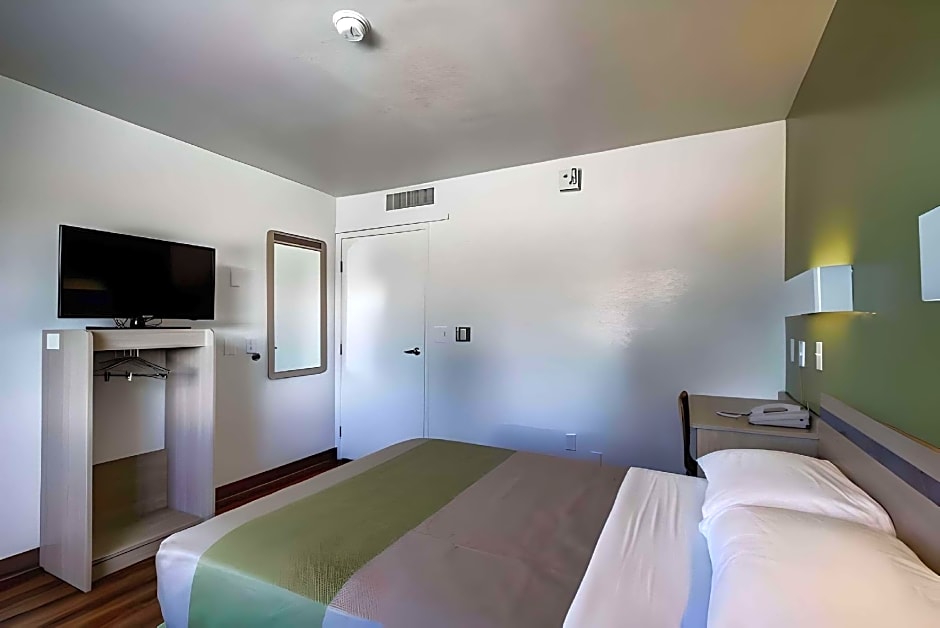Photo 1 of 3 of 1 Queen Bed, Accessible, Nonsmoking