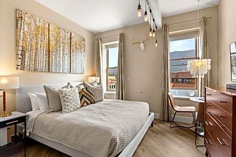Independence Square 304, Stylish Hotel Room with Downtown Views & Great Location