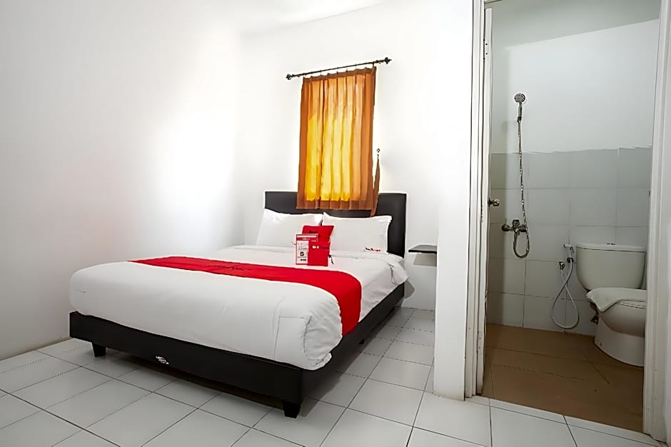 RedDoorz Plus near Galaxy Mall