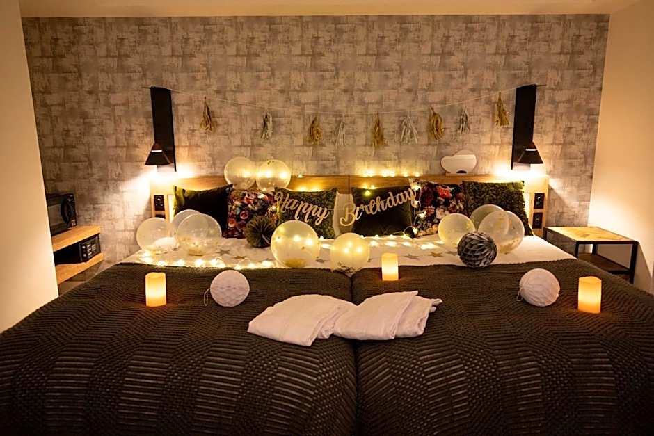 FFFFFF Hotel