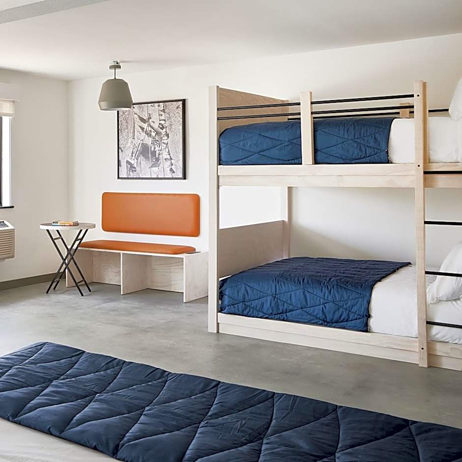 Slackline Moab, Outset Collection by Hilton