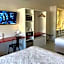 Newly Room in cozy hotel with Super location to the Parks