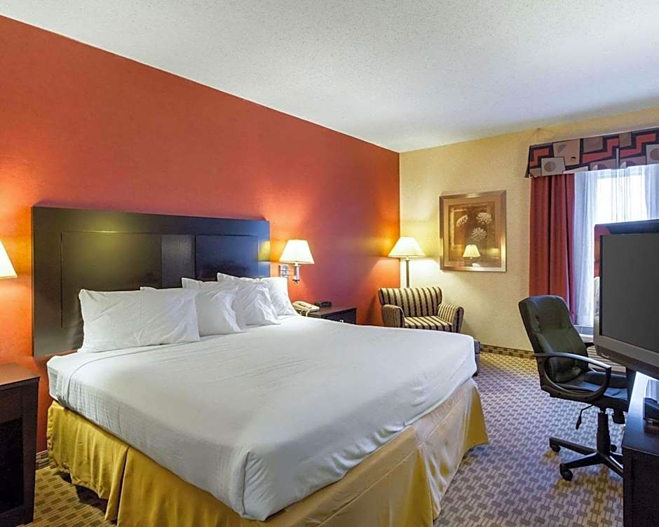 Quality Inn & Suites Oakwood Village - Cleveland South