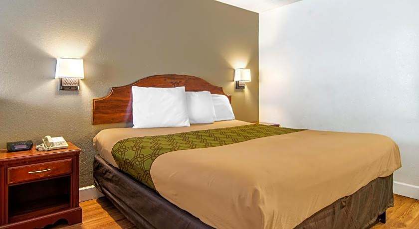 Econo Lodge Inn & Suites