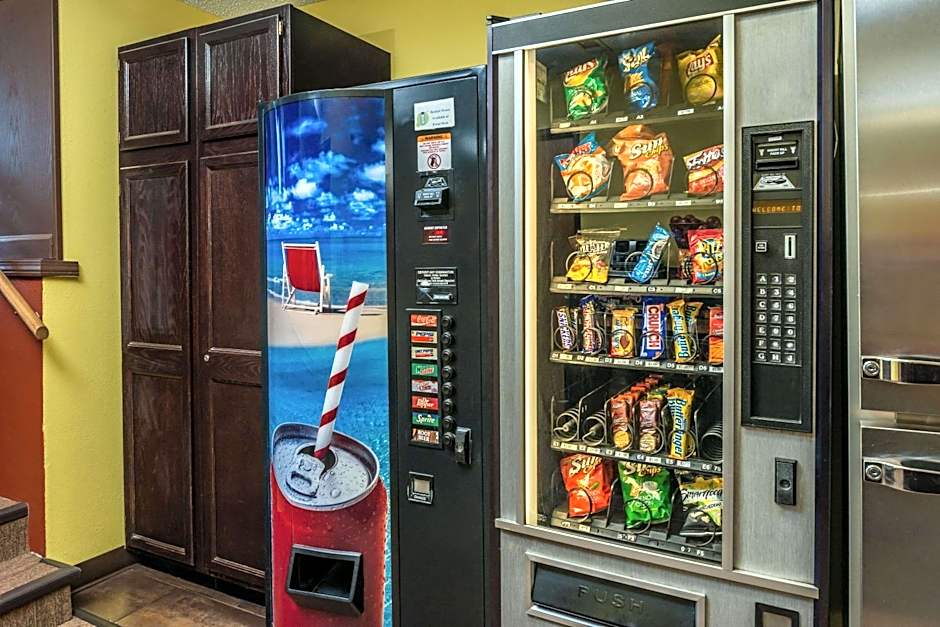 Super 8 by Wyndham Lincoln West