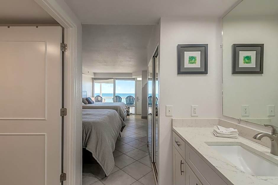 Direct Oceanfront Condo, Daytona Beach, sleeps 6 - with pool