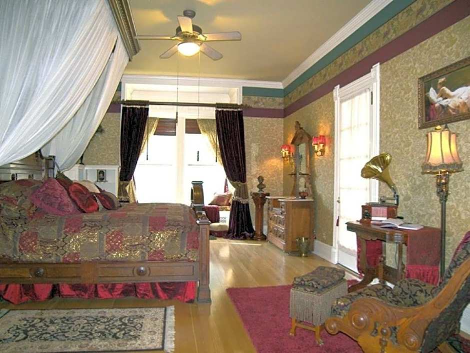 Alexander Mansion  Bed and Breakfast
