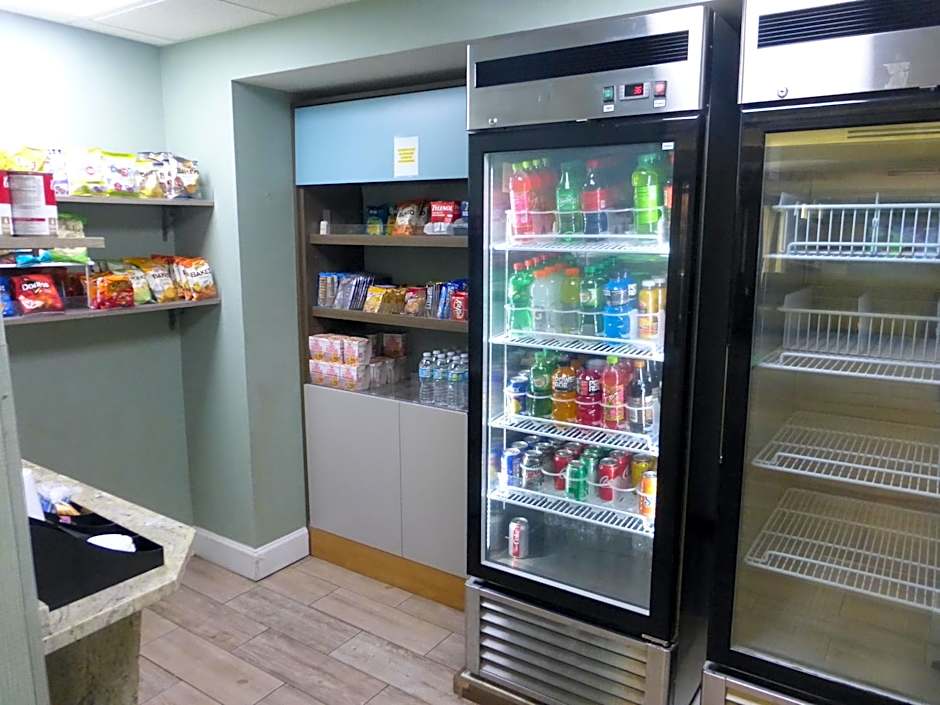 Red Roof PLUS+ & Suites Tampa