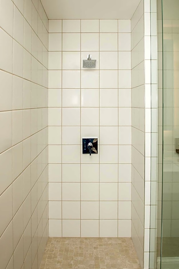 Hotel E