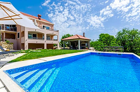 Villa Majkovica - 4 Bedroom Villa with Private Pool & En-Suite Bathrooms & Parking
