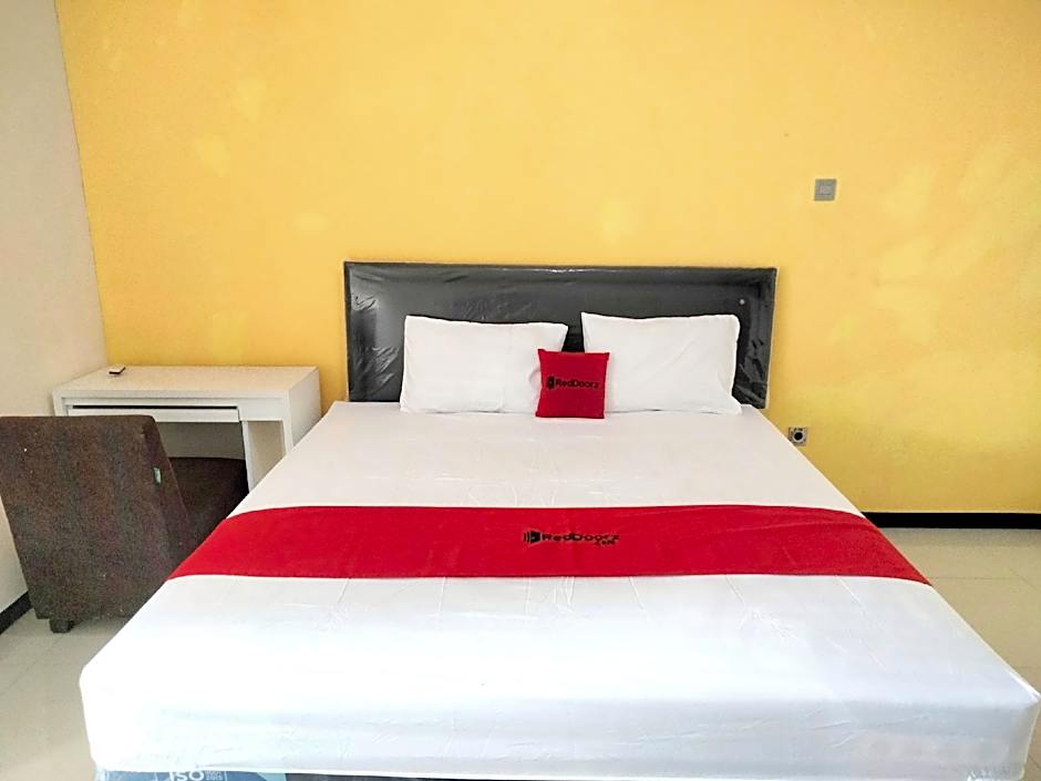 RedDoorz near Exit Tol Krapyak Semarang 3